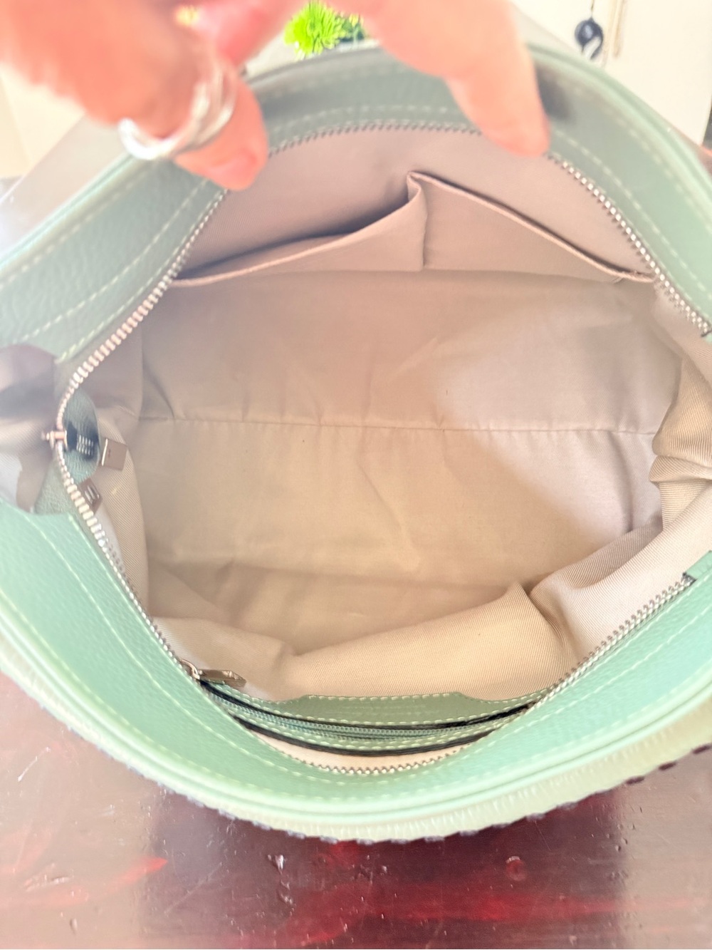 Le Borse di Giulia Genuine
Leather Sage Green
Convertible cross body
Bag NWOT - Picture 10 of 15